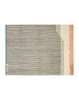 BACKSTITCH Calm tæppe i brick-farve med varme rødorange broderidetaljer - grafisk, håndlavet tæppe med asymmetrisk design og bløde kontraster i grå og natur.