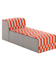 BANDAS Chaiselongue i orange og naturfarvet ternet mønster – farverig og fleksibel loungemøbel-løsning.