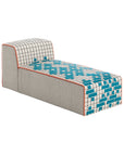 BANDAS Chaiselongue i blå mosaikmønster med hvid og sort bund – frisk og moderne loungemøbel.