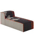 BANDAS Chaiselongue i sort med hvidt mønster og rød velcrosyning – moderne modulært loungemøbel.