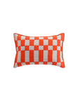 Bandas pude med orange og hvidt ternet design, skarpe kontraster og struktureret overflade – fremstillet i 100% uld.