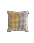 Kvadratisk pude i gule og grå farver, med asymmetrisk broderet mønster og perforerede hjørner.
