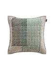 Kvadratisk pude i grå og grønne nuancer, med tæt broderi i et mønstret grid og perforerede kanter – designet af Charlotte Lancelot.