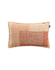 Rektangulær pude i varme koral- og beige toner, med forskudte sting og perforeret kant – en del af den håndbroderede serie.