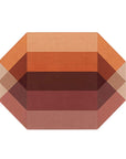 DIAMOND tæppe i orange-vin - geometrisk, håndtuftet tæppe med 3D-effekt i varme nuancer af orange, vinrød og rosa, der giver illusionen af en facetslebet ædelsten. Et markant designelement til moderne interiør.