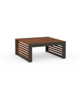 DNA TEAK Sidebord i teaktræ og mørk aluminium – moderne, åben konstruktion til udendørs brug.