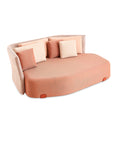 ISLA Gomera udendørs sofa i varm koralfarve med bløde puder og buet ryglæn - ideel til terrasse eller have.