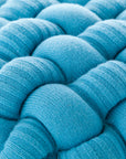 KNITTED STOOL Blå taburet