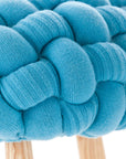 KNITTED STOOL Blå taburet