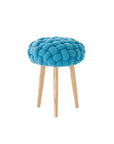 Knitted Stool Blå - håndlavet blå taburet med flettet uldsæde og ben i lyst asketræ