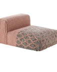 Loungestol i pink og beige fra MANGAS SPACE Rhumbus, med strikket tekstur og skulpturelt ryglæn.