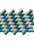 MIRAGE Tæppe med grafisk 3D-effekt i blå, grønne og grå nuancer - designet med illusion af flettede bånd i et unikt, uregelmæssigt format.
