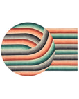 ROUND MIRAGE Tæppe i orange og grønne nuancer - kunstnerisk tæppe med kombineret rund og rektangulær form, designet med organiske farveforløb og grafisk dybde.