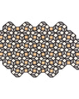 PARQUET Rhomb tæppe i asymmetrisk form med optisk 3D-kubemønster i grå, hvid og beige nuancer. Designet af Front og håndvævet i 100 % uld for et moderne, grafisk og taktilt udtryk.