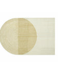 PLY Yellow Tæppe med grafisk mønster i gule og cremefarvede linjer, halvcirkelformet afslutning og rektangulær base - moderne håndtuftet løber i 100% uld.