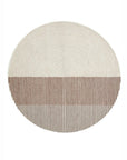 PLY Pink rundt tæppe i moderne design med grafisk halvcirkelmønster i rosa og offwhite nuancer. Håndlavet i 100 % uld med taktil struktur og elegant kontrast.