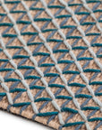 Detaljebillede af RAW Tæppe i blå farve med tæt vævet uldstruktur og jute-base.