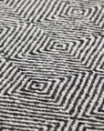 Detalje af sort og offwhite SAIL pude i 100 % uld