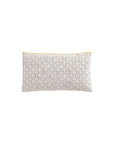 Hvid pude med gult kantbånd – 60x35 cm