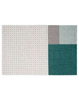 SILAI tæppe med grønne, lysegrå og mørkegrå sektioner i petit point mønster.