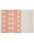THAY Tæppe i 100 % uld med mønster i varm orange og creme på lys bund - håndvævet design med asymmetrisk grafik og moderne, nordisk stil.