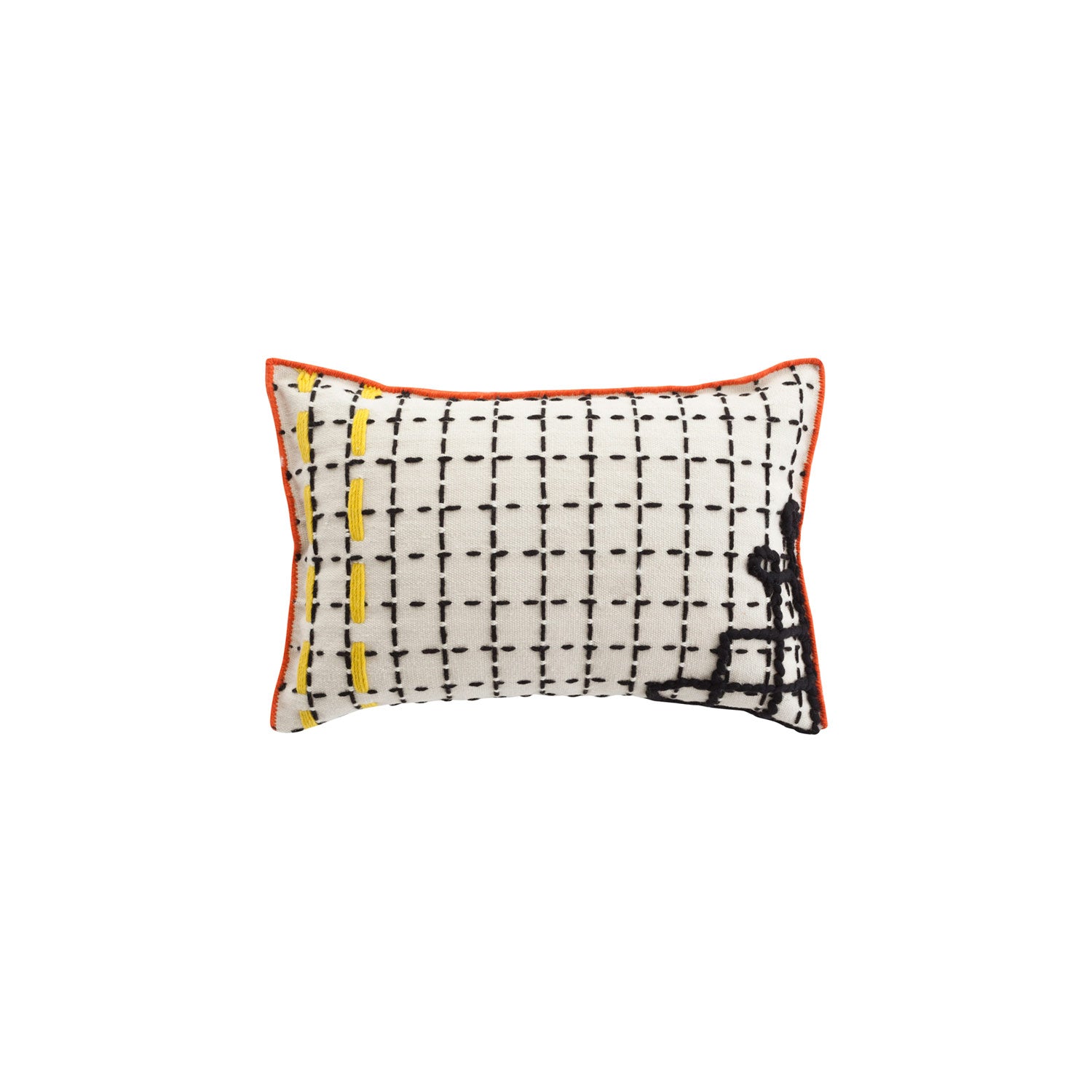 Bandas pude i hvid med broderet sort motiv og gule detaljer, færdiggjort med orange kant – et elegant og legende udtryk.