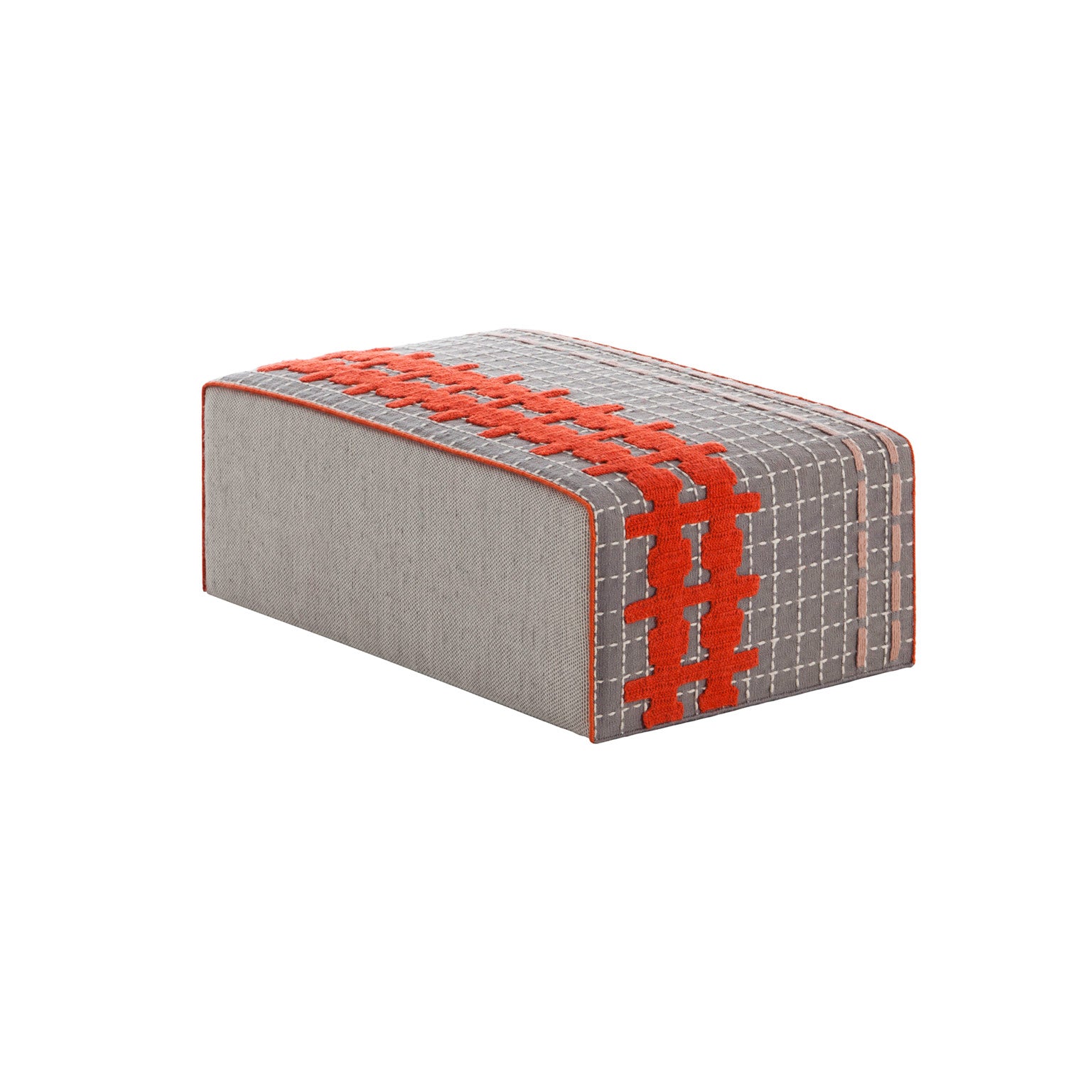 BANDAS Puf stor med gråt underlag og orange bånd – En puf dekoreret med kraftige orange broderede bånd.