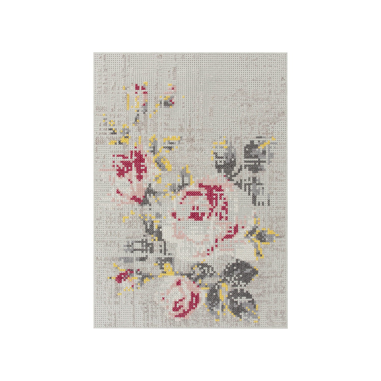 Tæppe med klassisk blomstermønster i rosa, gul og grå på naturfarvet baggrund – korsstingsinspireret design.