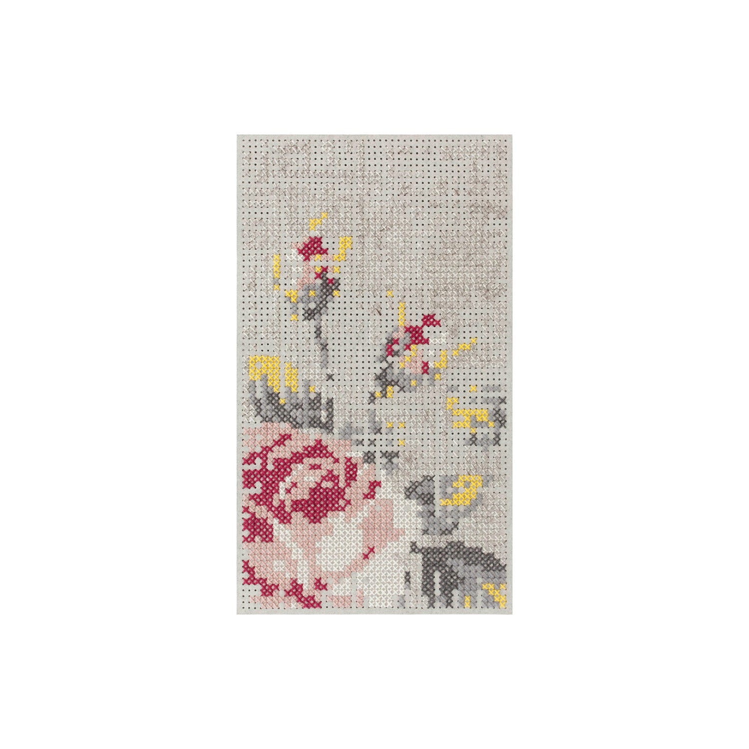 Lille tæppe med blomsterdesign i røde og gule nuancer på neutral baggrund – dekorativt og elegant.