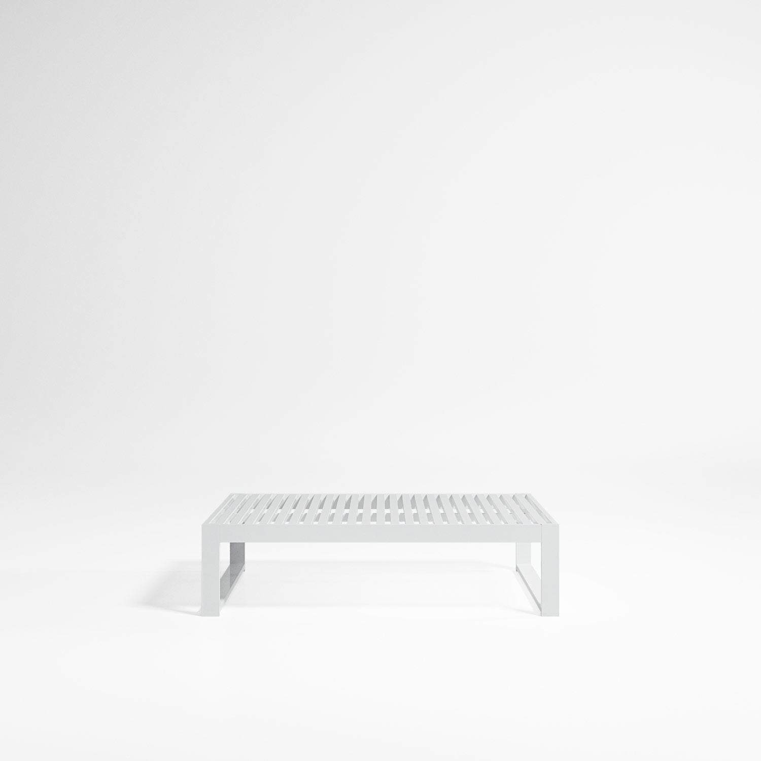 DNA sofabord 121 cm i hvid fra serien af de luksuriøse møbler fra Gitz Design og Gandia Blasco