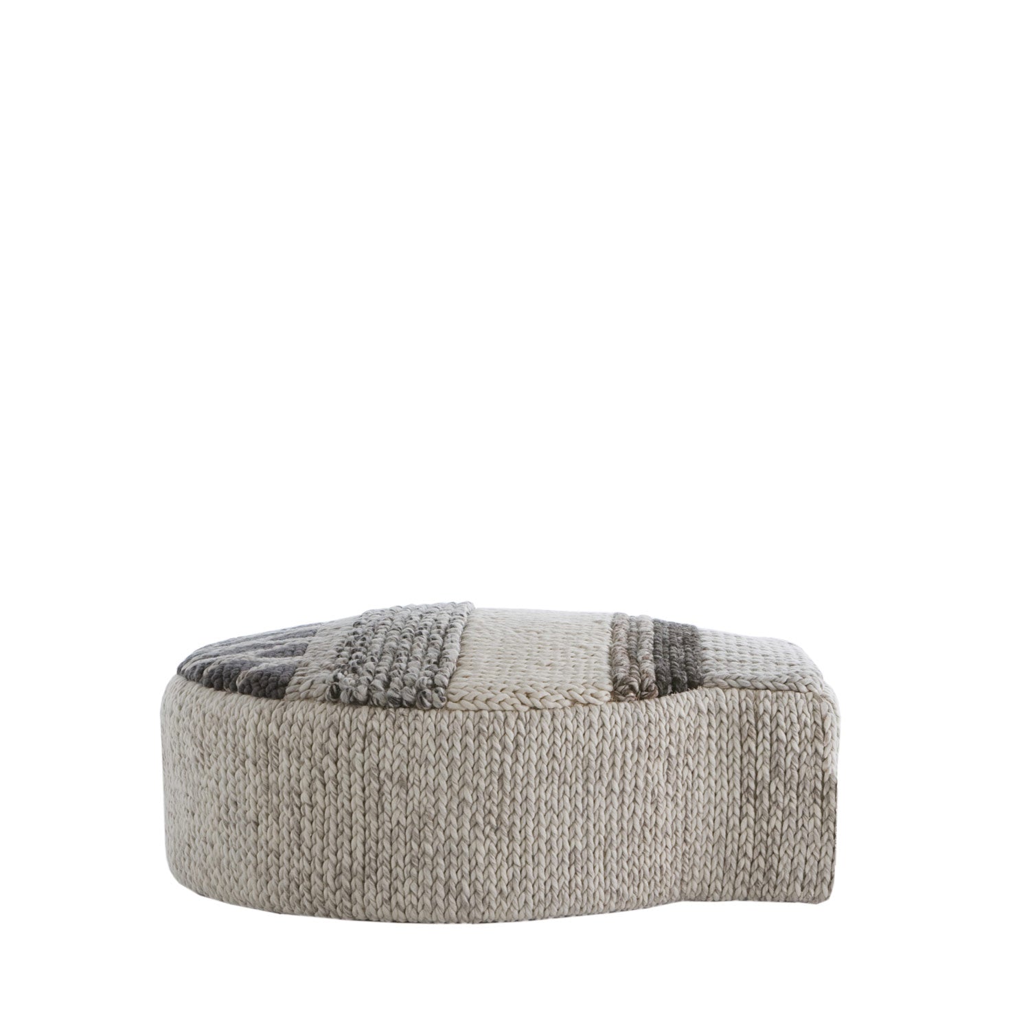 Ovalformet puf i neutrale grå og beige nuancer med strikket tekstur, designet af Patricia Urquiola for GAN, fremstillet i 100 % ny uld.