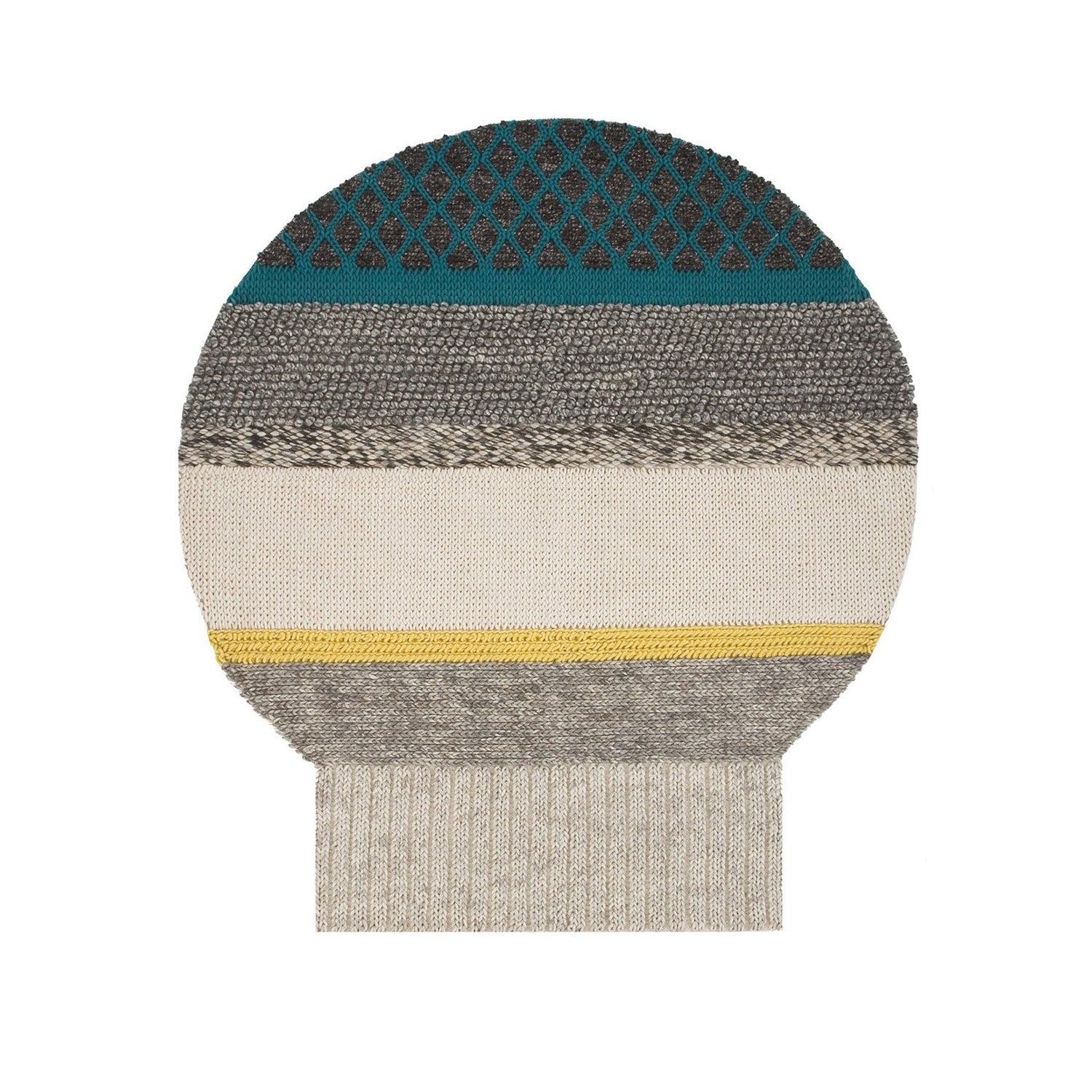 Rundt håndvævet tæppe i grå, beige, gul og turkis, med varierende teksturer og diamantmønster foroven. Del af MANGAS ORIGINAL-kollektionen fra GAN, designet af Patricia Urquiola.