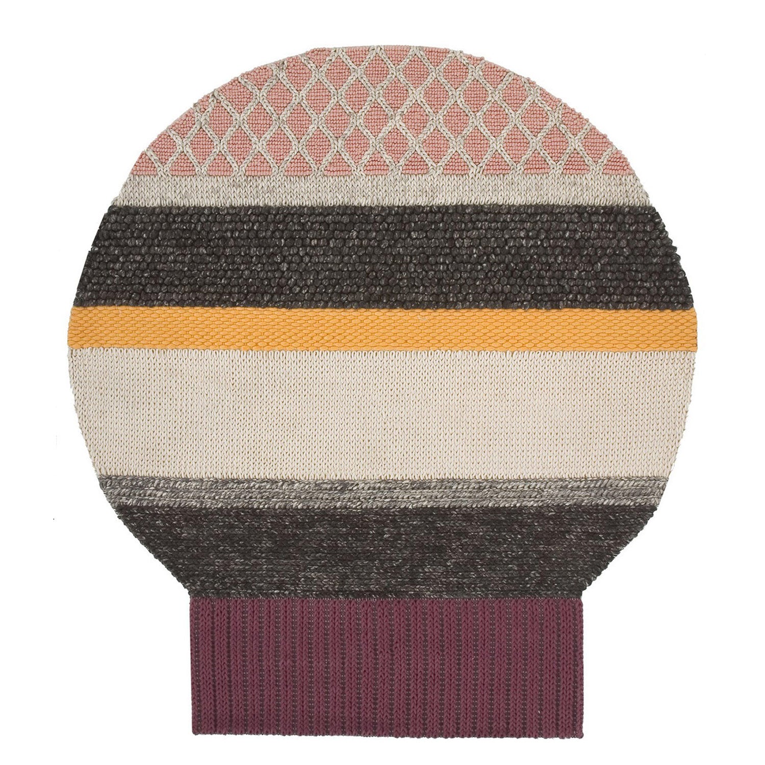 Organisk formet tæppe i rødbrune, orange og rosa nuancer, med diamantmønster og strikkede overflader. Et farverigt og tekstil-inspireret design fra Patricia Urquiolas MANGAS ORIGINAL-serie.