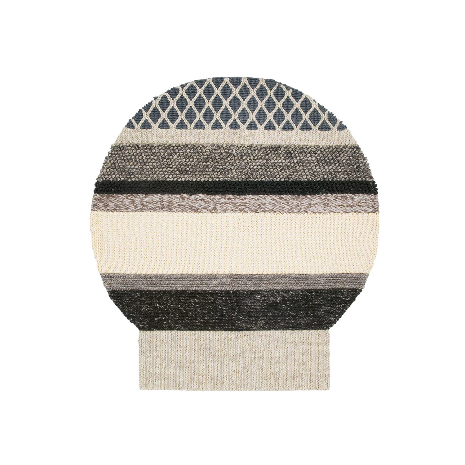 Rundt tæppe i neutrale grå og beige toner med sort accent og diamantstrikmønster øverst. Elegant håndvævet design fra MANGAS ORIGINAL-kollektionen af Patricia Urquiola.